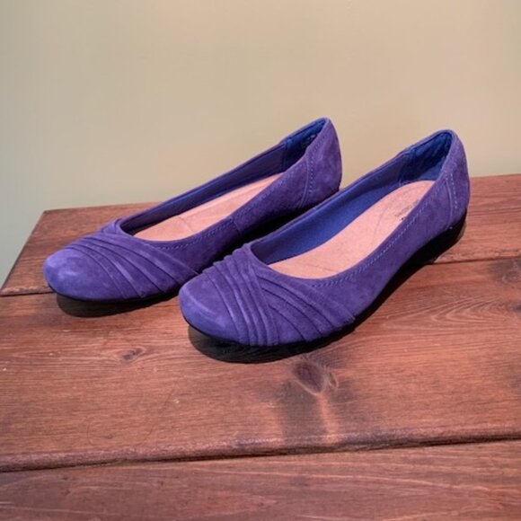 Clarks Suede Flats , Size 8 - Picture 1 of 7